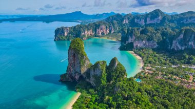 Railay Beach Krabi Tayland, Railay Krabi 'nin tropikal plajı, Tayland' daki huzurlu Railay Sahili 'nin insansız hava aracı görüntüsü.