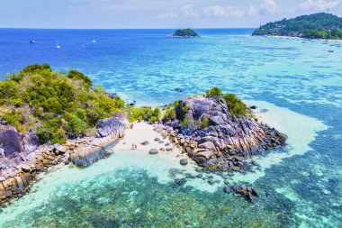 Ko Lipe Tayland adasının önündeki küçük bir adada kanoyla gezen çift.