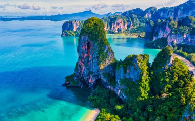 Railay Beach Krabi Tayland, Railay Krabi 'nin tropikal plajı, Tayland' da devasa kireçtaşı kayaları olan huzurlu Railay Railay Sahili manzarası.