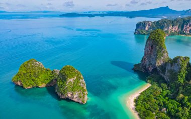 Railay Beach Krabi Tayland, Railay Krabi 'nin tropikal plajı, Tayland' daki huzurlu Railay Sahili 'nin insansız hava aracı görüntüsü.