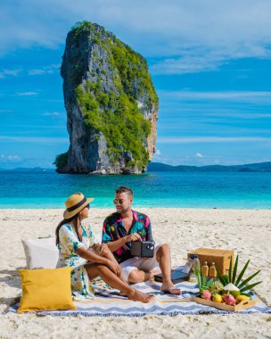 Koh Poda Krabi Tayland 'da, Asyalı bir kadın ve Avrupalı bir erkek Koh Poda Adası Yengeç Tayland' da piknik yapıyorlar..