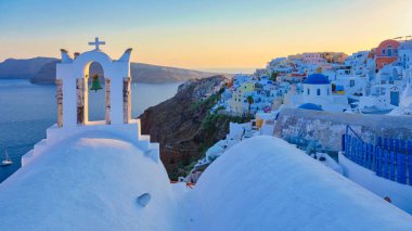 Oia Santorini Yunanistan 'ın Santorini' deki geleneksel bir Yunan köyü olan gün batımında.