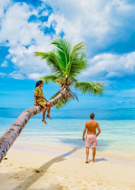 Mahe Seyşeller, Mahe Seyşeller 'de palmiye ağaçları ve mavi okyanusları olan tropikal bir plajdır. Anse Royale plajı, tatildeki çift erkek ve kadın Seyşeller