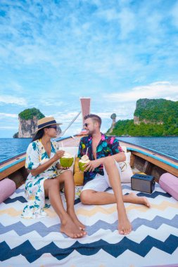 Krabi Tayland 'daki lüks uzun kuyruklu tekne, çift erkek ve kadın Krabi Tayland' daki 4 numaralı tropik ada gezisinde. Asyalı kadın ve Avrupalı erkek Tayland 'da tatilde..
