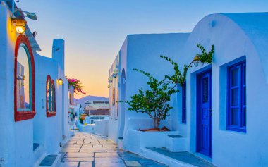 Yunanistan 'ın Oia Santorini köyünde günbatımı Santorini' nin okyanus kalderasının üzerinde manzaralı