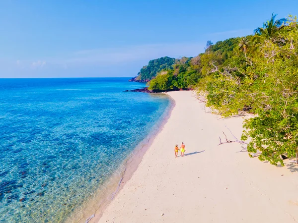 南タイのKoh Kradan島は世界の新しいNr 1ビーチに投票しました Koh Kradanの熱帯のビーチを歩いている男女のカップルは — ストック写真
