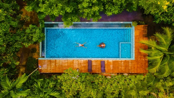 Paar Mannen Vrouwen Een Zwembad Jungle Van Krabi Thailand Luchtfoto — Stockfoto