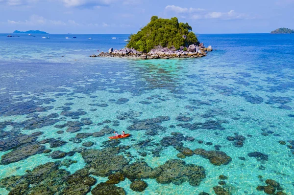 Para Kajakiem Małej Wyspie Przed Wyspą Lipe Tajlandia Wyspa Kla — Zdjęcie stockowe