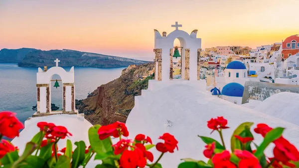 日落时分 在希腊的圣托里尼岛上 美丽的粉刷过的奥亚村在日落时和教堂在一起 在希腊的夏天 奥亚的街道在圣托里尼岛上 — 图库照片