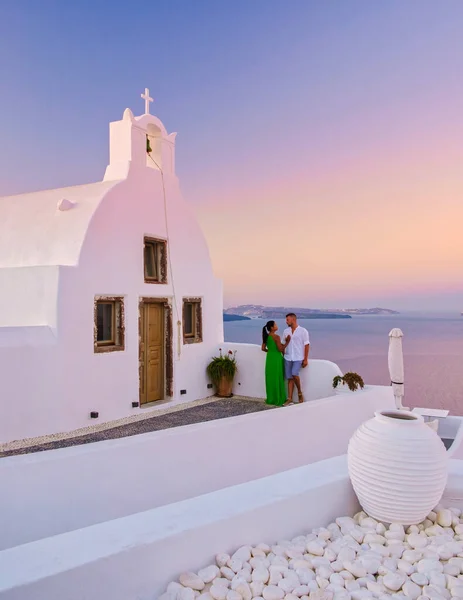 在希腊圣托里尼的一个浪漫假期里 男人和女人拥抱和亲吻在一起 参观了粉刷过的希腊村庄Oia — 图库照片