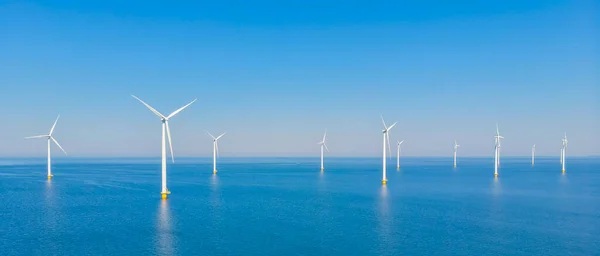 风车公园 蓝天风力涡轮机停放在海洋中 在阳光灿烂的日子里 荷兰欧洲是荷兰最大的风电场 — 图库照片