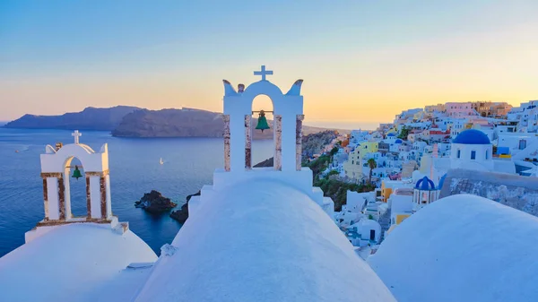 Iglesias Blancas Cúpulas Azules Junto Océano Oia Santorini Grecia Pueblo —  Fotos de Stock