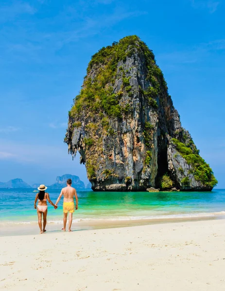 Couple Men Women Relaxing Beach Vacation Thailand Railay Beach Krabi — Stock Photo, Image