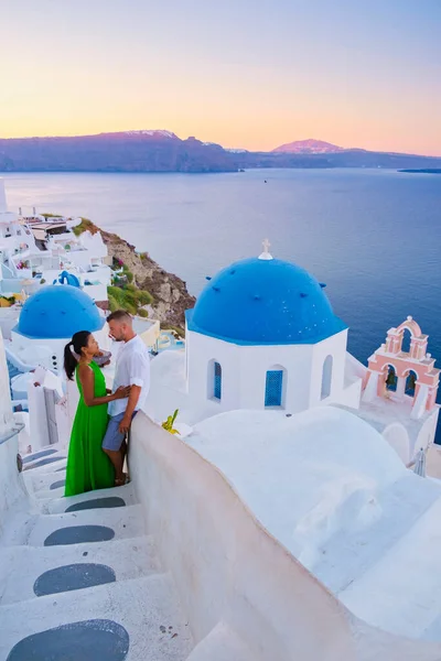 在希腊圣托里尼的一个浪漫假期里 男人和女人拥抱和亲吻在一起 参观了粉刷过的希腊村庄Oia — 图库照片