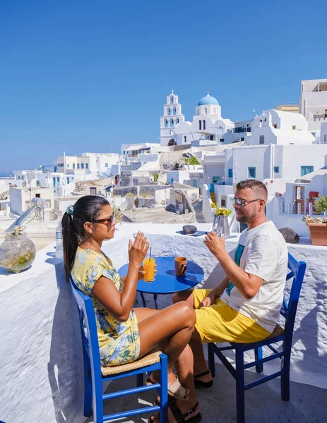 在希腊圣托里尼度假的夫妇 男人和女人都会去参观粉刷过的希腊村庄Pyrgos Santorini — 图库照片