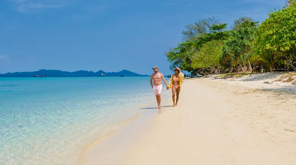 Para Mężczyzn Kobiet Plaży Wyspie Koh Kradan Tajlandia Mężczyźni Kobiety — Zdjęcie stockowe