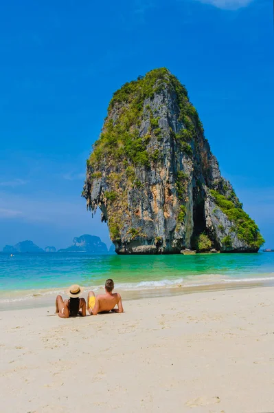 Couple Men Women Beach Railay Krabi Thailand Panoramic View Idyllic — Stock Photo, Image