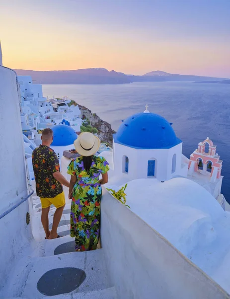 Oia Santorini Greece 男性と女性の村を歩くカップルは 夏休み中にOiaの白い洗われたギリシャの村を訪問します — ストック写真