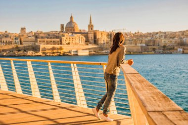 Valletta Malta City Skyline, renkli ev balkonu Malta Valletta City, tatilde Malta 'yı ziyaret eden genç Asyalı kadın.