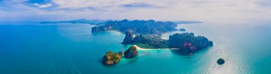 Railay Beach Krabi Tayland, Railay Krabi 'nin tropikal plajı, Tayland' da akşamları bulutlu gökyüzü ile Susnet 'te raileylerin uçağının görüntüsü.