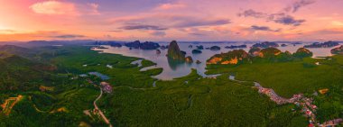 Sametnangshe 'nin panorama manzarası, Phangnga körfezindeki dağların manzarası, Miranda Denizi' ndeki mangrov ormanı, akşam alacakaranlığı gökyüzü, Tayland, Phangnga 'da seyahat yeri.