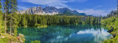 Dolomitlerde dağları olan Bleu gölü İtalya, Carezza Gölü Lago di Carezza, Karersee ve Latemar Dağı.