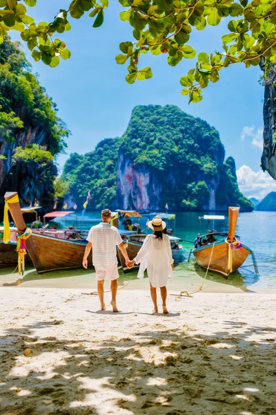 Couple Boat Trip Tropical Lagoon Koh Loa Lading Krabi Thailand — Foto Stock