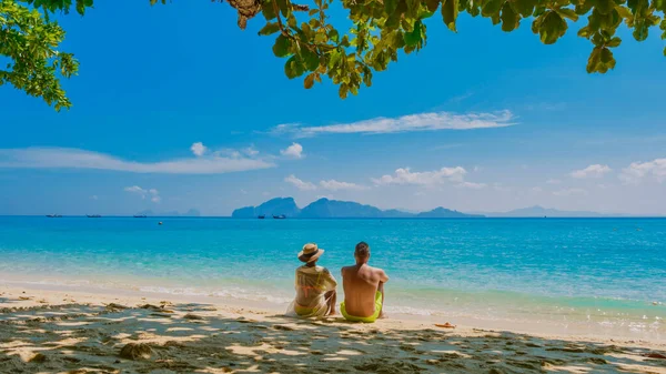 在一个阳光灿烂的日子里 坐在泰国Koh Kradan岛海滩上的一对男女的背面 — 图库照片