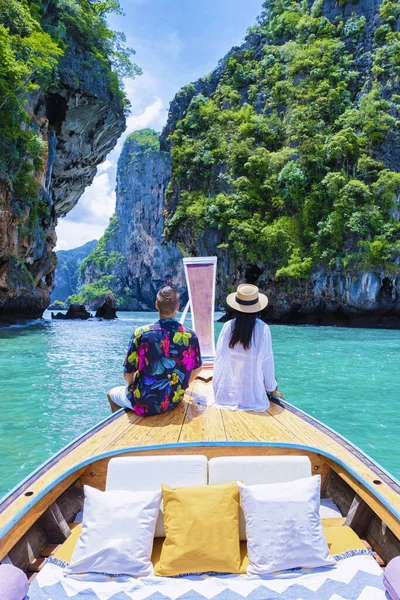 Розкішний Лонгтейл Човен Крабі Таїланд Чоловік Жінка Під Час Подорожі — стокове фото