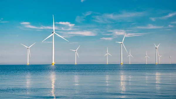有蓝天的风力涡轮机在荷兰的海洋中 欧洲是荷兰最大的风电场 — 图库照片