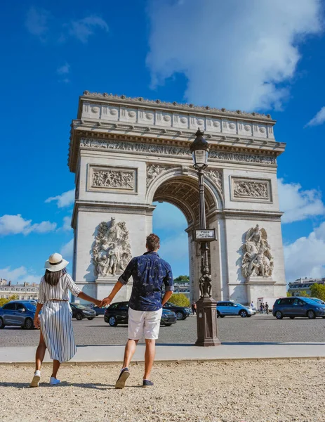 パリでの都市旅行のカップルは Avenue DesシャンゼリゼパリフランスアークデTriomheを訪問します 夏の間パリの凱旋門を訪れる男性と女性 — ストック写真