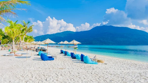 Krzesła Plażowe Plaży Wyspy Koh Kradan Tajlandii Słoneczny Dzień — Zdjęcie stockowe