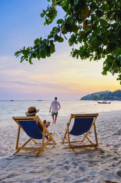 Coppia Rilassarsi Una Sedia Sdraio Sulla Spiaggia Koh Lipe Thailandia — Foto Stock