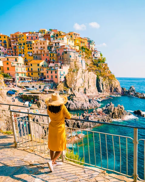 Manarola 'yı ziyaret eden Asyalı kadınlar Cinque Terre İtalya, Manarola Köyü, Cinque Terre Sahil İtalya. Manarola, Liguria 'nın La Spezia şehrinin güzel renkli bir kasabasıdır ve Cinque Terre' nin beş şehrinden biridir.