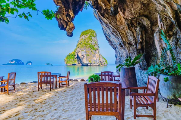 Bir yaz günü, Railay Beach Krabi Tayland 'daki Grotto restoranı.