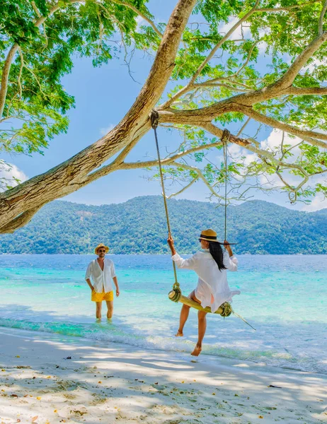 Couple Jouant Une Balançoire Corde Sur Plage Island Sud Thaïlande — Photo