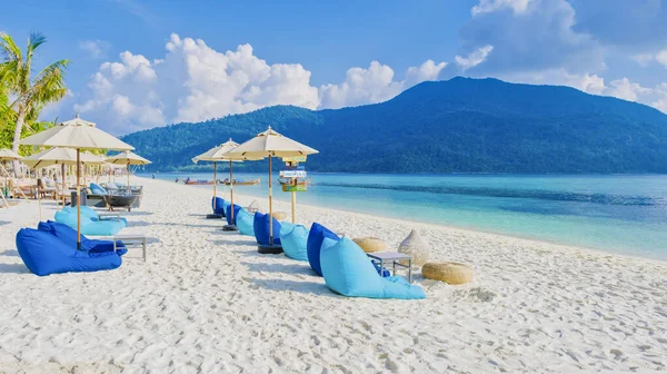 泰国Koh Kradan岛海滩上的海滩椅子 阳光明媚的一天在海滩上 — 图库照片#