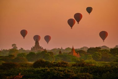 Bagan Myanmar, tapınakların ve Bagan Myanmar 'ın tapınaklarının üzerinde gün doğumu, Sunrise Pagan Myanmar tapınağı ve pagoda