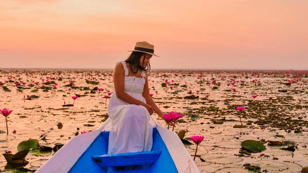 Азиатские Женщины Лодке Красивом Красном Лотосе Море Kumphawapi Полна Розовых — стоковое фото