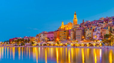Menton, Provence-Alpes-Cote dAzur, Fransa 'da bir yaz akşamı. Menton Fransız Rivieraa