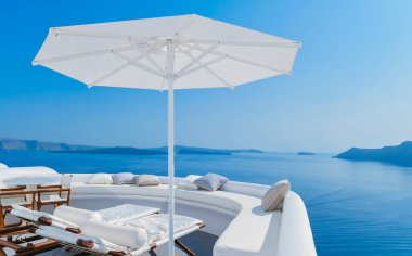 Santorini yüzme havuzunda tatil Santorini, Oia Yunanistan, Yunan Adası Ege Kikladları 'nın Caldera Okyanusu' na bakıyor.