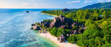 Anse Source dArgent plajı, La Digue Adası, Seyshelles, Seyshelles, La Digue Seyşeller 'in kuş bakışı görüntüsü.