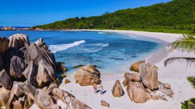 Anse Source dArgent plajı, La Digue Adası, Seyshelles, Seyshelles, La Digue Seyşeller 'in kuş bakışı görüntüsü. Tatilde olan olgun çift erkek ve kadın Seyşeller