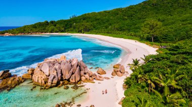 Anse Cocos La Digue Seyşeller, Seyşeller 'de lüks bir tatil sırasında tropik bir plajda yaşayan genç bir çift. Tropik sahil Anse Cocos La Digue Seyşeller.
