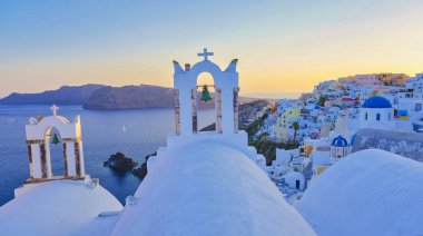 Beyaz kiliseler, Santorini 'deki geleneksel bir Yunan köyü olan Oia Santorini Yunanistan' ın okyanus kıyısında mavi bir kubbe..