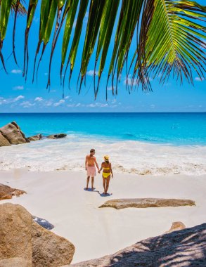 Anse Georgette Praslin Seyşeller, Seyşeller 'de lüks bir tatil sırasında tropik bir plajda yaşayan genç bir çift. Tropik plaj Anse Georgette Praslin Seyşeller.