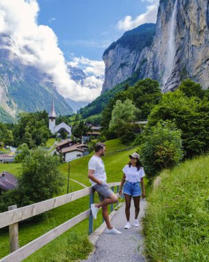 Yazın Lauterbrunnen Vadisi 'nde muhteşem bir şelale ve İsviçre Alpleri' ni ziyaret eden erkek ve kadınlar, Berner Oberland, İsviçre, Avrupa