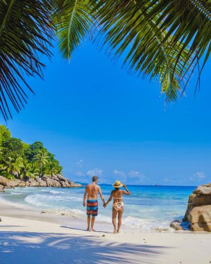 Seyşeller, Anse Patates plajı, La Digue Adası, Seyshelles 'de tatil yapan olgun bir çift kadın ve erkek.