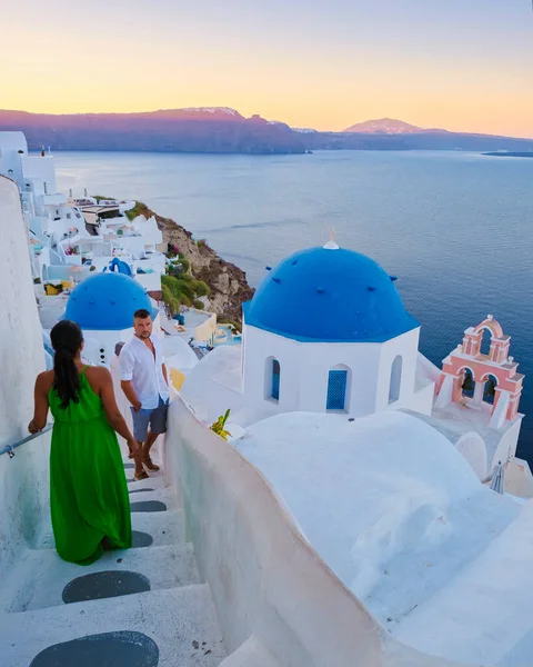 在希腊圣托里尼度假的男女情侣 在希腊度假的年轻夫妇桑托里尼 — 图库照片