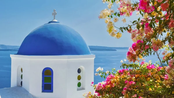 Санторіні Греція Сонячний День Влітку Побіленими Будинками Церквами Грецький Острів — стокове фото